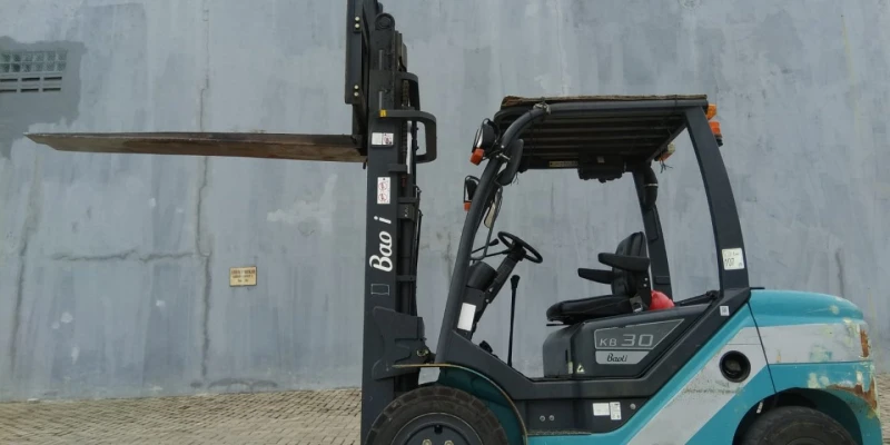 Mengapa sewa forklift di PT Mutiara Trijaya Sentosa lebih menguntungkan daripada sewa ke rental lain maupun memiliki sendiri? 